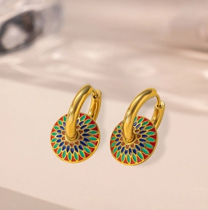 Boucles d'oreilles créoles rétro en acier titane doré avec motifs floraux en émail