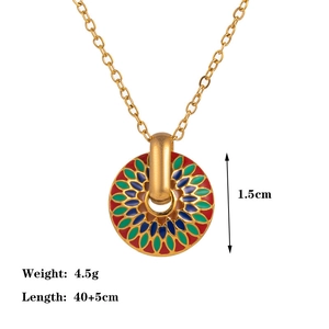 Collier marguerite bohème en acier titane doré avec pendentif en émail coloré