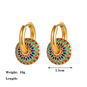 Boucles d'oreilles créoles fleurs marguerites en émail avec motif radial coloré doré