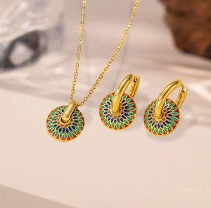 Détail du motif marguerite en émail sur l'ensemble collier et boucles d'oreilles