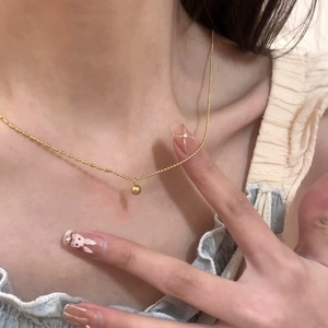 Collier minimaliste en acier titane doré pour femme avec une chaîne à billes délicate
