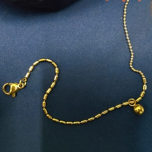 Collier en acier titane doré poli avec perles rondes, fermoir mousqueton et pendentif