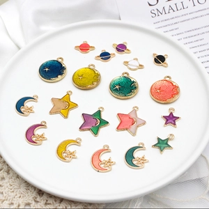Vielfalt an bunten Stern- und Mond-Emaille-Anhängern für DIY-Schmuck auf Tablett