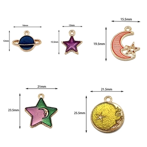 Bunte Emaille-Anhänger Set mit Stern- und Mondmotiven für DIY-Schmuck mit Maßen.