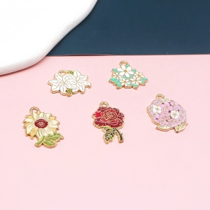 Gruppe bunter Emaille-Blumenanhänger inklusive Rose und Sonnenblume für DIY-Schmuck