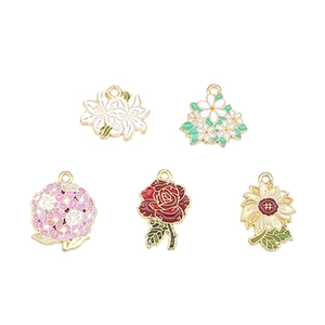 Set mit fünf bunten Blumen-Emaille-Anhängern wie Rose und Sonnenblume für DIY-Schmuck