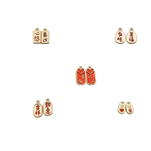 Sammlung chinesischer Goldlegierungs-Schmuckanhänger mit roten Emaille-Segenszeichen