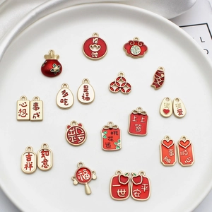 Rote und goldene Emaille-Glücksbringer-Anhänger für die DIY-Schmuckherstellung