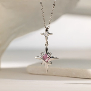 Silberne Sternenkette mit rosa Edelstein und zartem Doppelstern-Anhänger im Orbital-Design