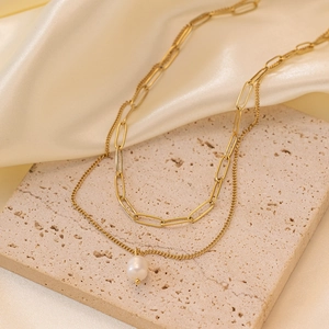 Collana a doppio strato a graffetta dorata con pendente di perla su base di pietra