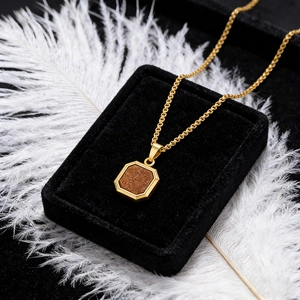 Collier octogonal en acier titane avec finition dorée et pierre brune scintillante