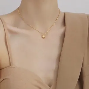Collier élégant avec pendentif perle dorée pour femme et chaîne au design minimaliste