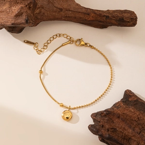 Détail du collier en acier titane doré avec pendentif Lucky et chaîne à billes serpent
