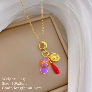 Vue macro du collier doré avec batte de baseball, gant et charms casquette mauve