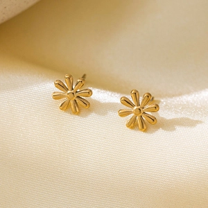 Elegante vergoldete Gänseblümchen-Ohrstecker aus Edelstahl auf weichem Seidenstoff-Hintergrund