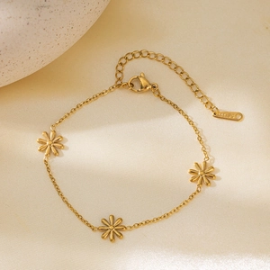 Elegante vergoldete Edelstahl-Gänseblümchen-Kette auf beigem Stoffhintergrund