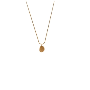 Minimalistische Goldbohnen-Halskette mit gebürstetem Titanstahl-Anhänger und Schlangenkette