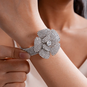 Luxus Kupfer Strass Blumen Armreif Fünf Reihen Pavé Eingelegtes Offenes Armband Elegante Florale Handgelenk Schmuck Für Damen