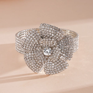 Detailansicht eines luxuriösen fünfreihigen Silberarmbands mit großer Strassblume