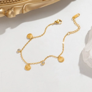 Bracciale a conchiglia in acciaio placcato oro 18k con ciondoli in zirconia su bianco