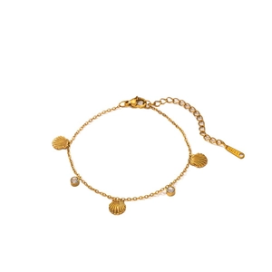 Bracciale a conchiglia in acciaio placcato oro 18k con cristalli bianchi su sfondo bianco