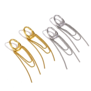 Elegante 18k Gold- und Silber-Edelstahl-Quastenkette Ohrringe auf weißem Hintergrund