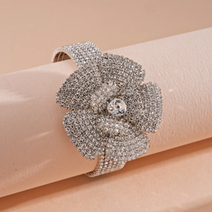Detailansicht eines fünfreihigen Strass-Blumenarmbands auf einem neutralen Displayständer