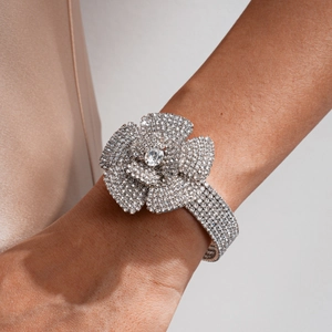 Detailansicht eines übergroßen Strass-Blumenarmreifs mit fünfreihigem Kristallband