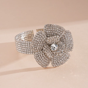 Detailansicht eines luxuriösen fünfreihigen Silberarmbands mit einer großen Strassblume
