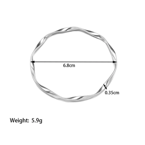 Bracelet Mobius en acier titane argenté, diamètre 6,8 cm avec un design torsadé épuré