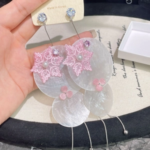 Handgefertigte Wald-Ohrhänger mit rosa Blumen und weißen Muschelblütenblättern