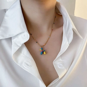 Collier doré en acier titane avec un pendentif chien ballon coloré pour femmes