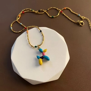 Pendentif chien ballon coloré sur collier de perles dorées, bijou artistique chic