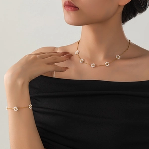 Conjunto de collar y pulsera con flores de perlas blancas en cadena dorada fina