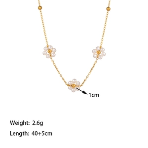 Detalle de collar dorado con colgantes de flores de perlas y medidas del producto