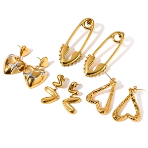 Set di orecchini a forma di cuore e spilla da balia placcati in oro 18K in acciaio.