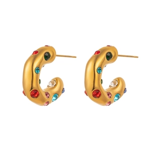 Pendientes en C de acero inoxidable chapado en oro 18K martillado con circonitas de colores