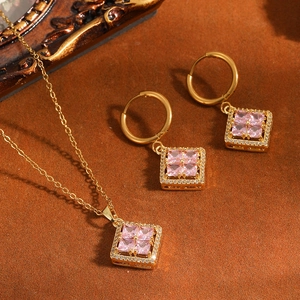 Detail van luxe roestvrijstalen sieradenset met roze vierkante kristallen