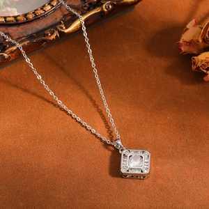 Macro opname van een luxe vierkante hanger ketting met fonkelende zirkonia steentjes