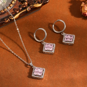 Detail van de elegante set met vierkante roze zirkonia hanger ketting en oorringen