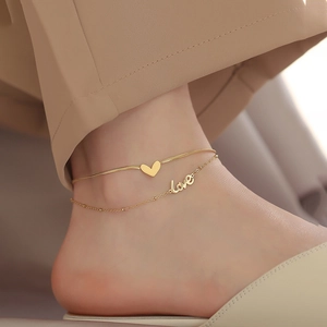Tobillera de doble capa dorada con colgante de corazón y letras LOVE para mujer