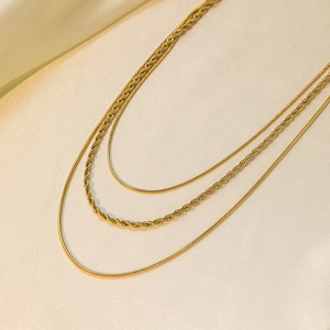 Collier à trois rangs en acier inoxydable plaqué or 18 carats avec maille serpent