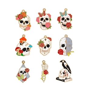 Juego de 9 dijes de esmalte de calavera de Halloween con rosas y mariposas.