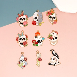Vista detallada de dijes de calaveras de esmalte para Halloween con diseños florales