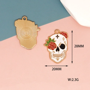 Dimensiones detalladas del colgante de Halloween de esmalte con calavera y rosa