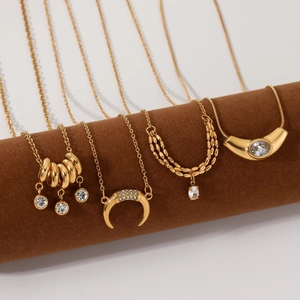 Elegante 18 Karat vergoldete Edelstahlhalsketten mit funkelnden Zirkonia-Anhängern.