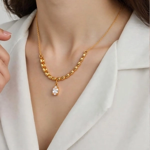 Elegante 18 Karat vergoldete Edelstahlkette mit einem funkelnden ovalen Zirkonia-Anhänger.