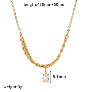 Elegante Halskette aus 18 Karat vergoldetem Edelstahl mit ovalem Zirkonia-Anhänger.