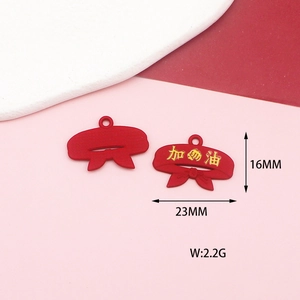 Nahaufnahme roter Schleifen-Stirnband-Anhänger mit Maßen 23x16mm und 2,2g Gewicht