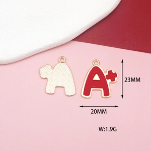 Detailansicht des roten Emaille A+ Anhängers mit Maßen 23mm x 20mm und 1,9g Gewicht